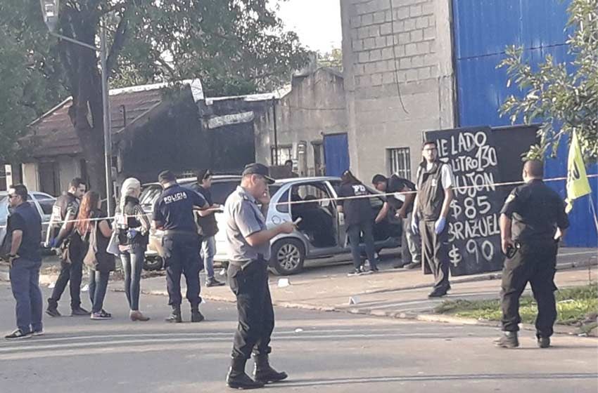 Asesinaron a tres personas dentro de un auto en Granadero Baigorria