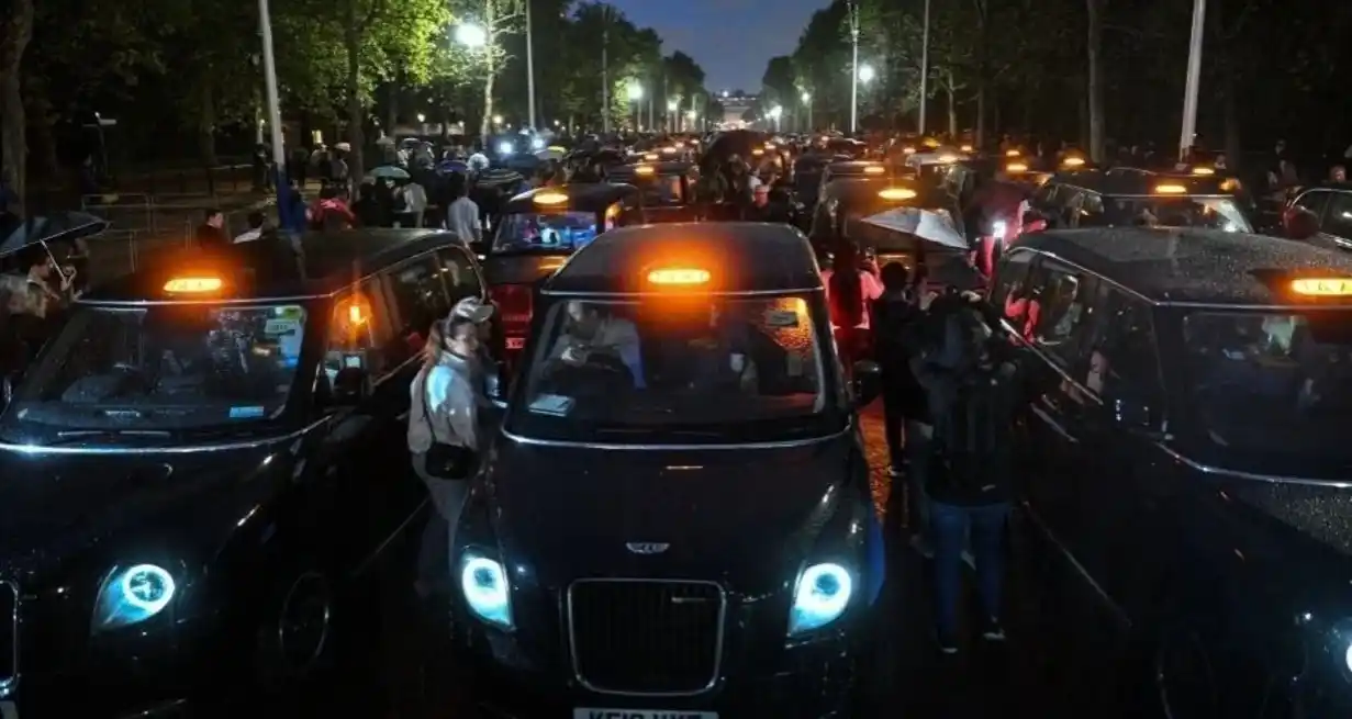 Video: multitudes lloran la muerte de Isabel II en las puertas de Buckingham, Windsor y Balmoral