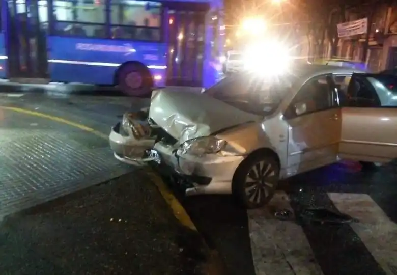 Violento choque en Echesortu: uno de los conductores abandonó el lugar