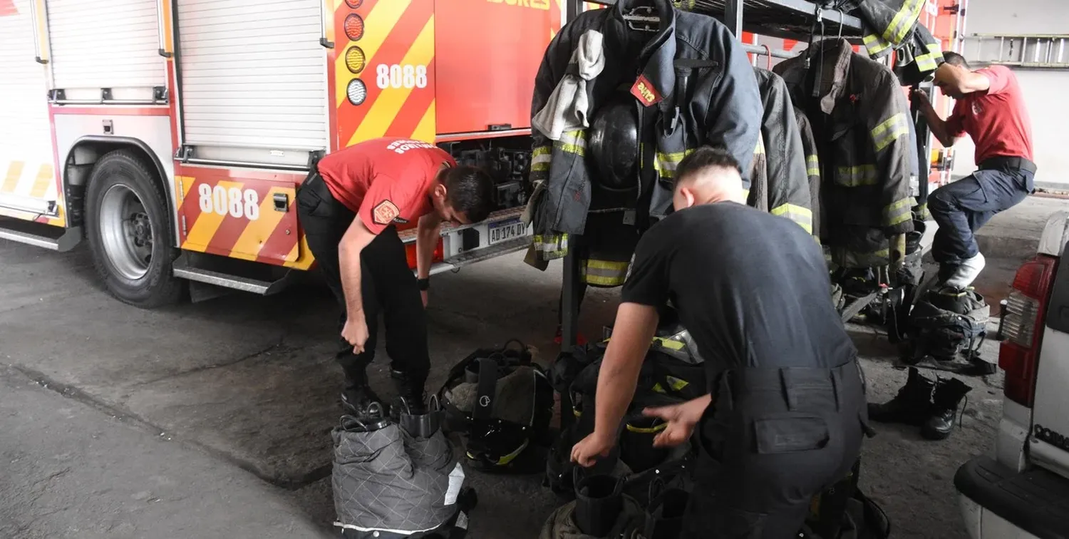 Quedó enganchado en una reja y los bomberos lo tuvieron que rescatar