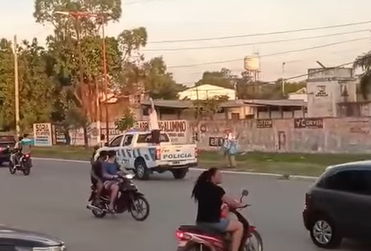 Hincha formoseño festejó el triunfo de Argentina subiéndose a un patrullero