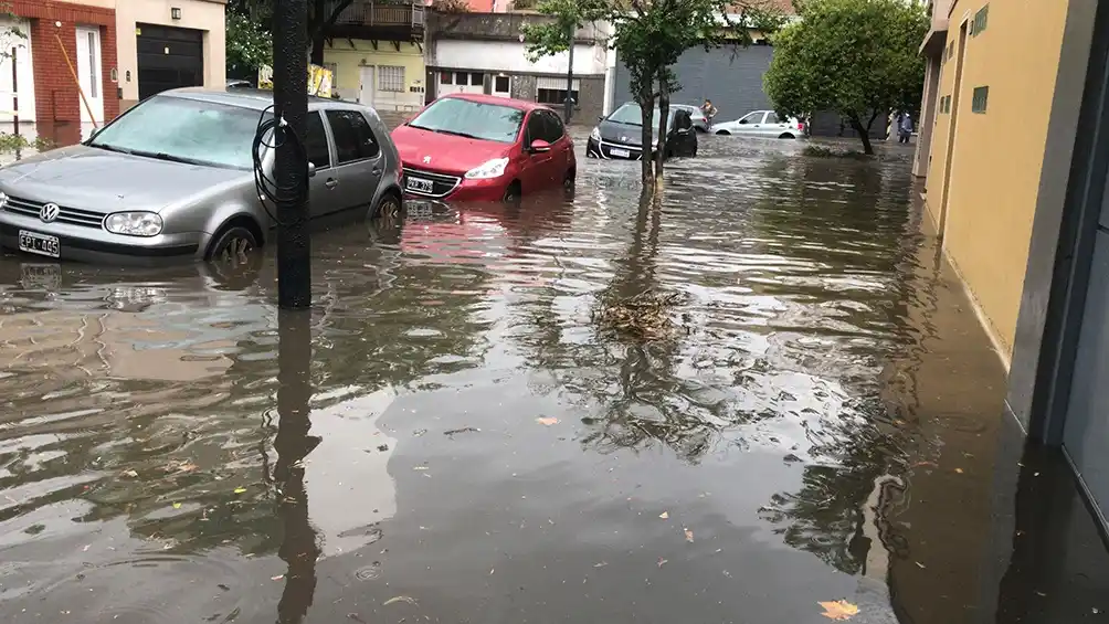 Calles anegadas en Capital Federal y aviso de tormentas en parte de la Provincia