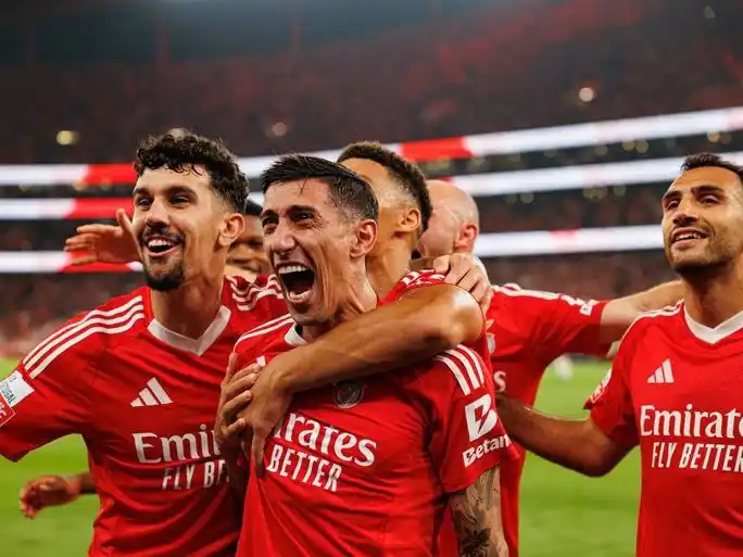 El festejo de Di María con sus compañeros.