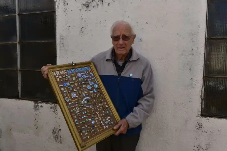 Alberto Colombara, el coleccionista de escarapelas de San Francisco 