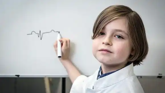 Tiene 8 años, hizo la secundaria en dos y ya piensa en la universidad