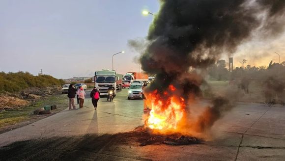 Vecinos bahienses de Ingeniero White suspenden acampe tras convocatoria a diálogo con el intendente Susbielles