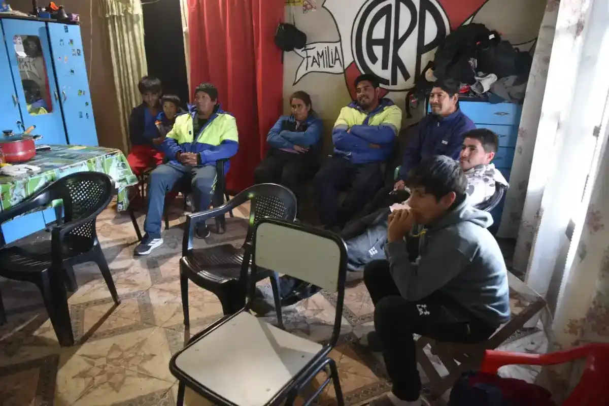 Abrió su casa para que sus vecinos vieran Argentina-Austria en un pueblo sin electricidad