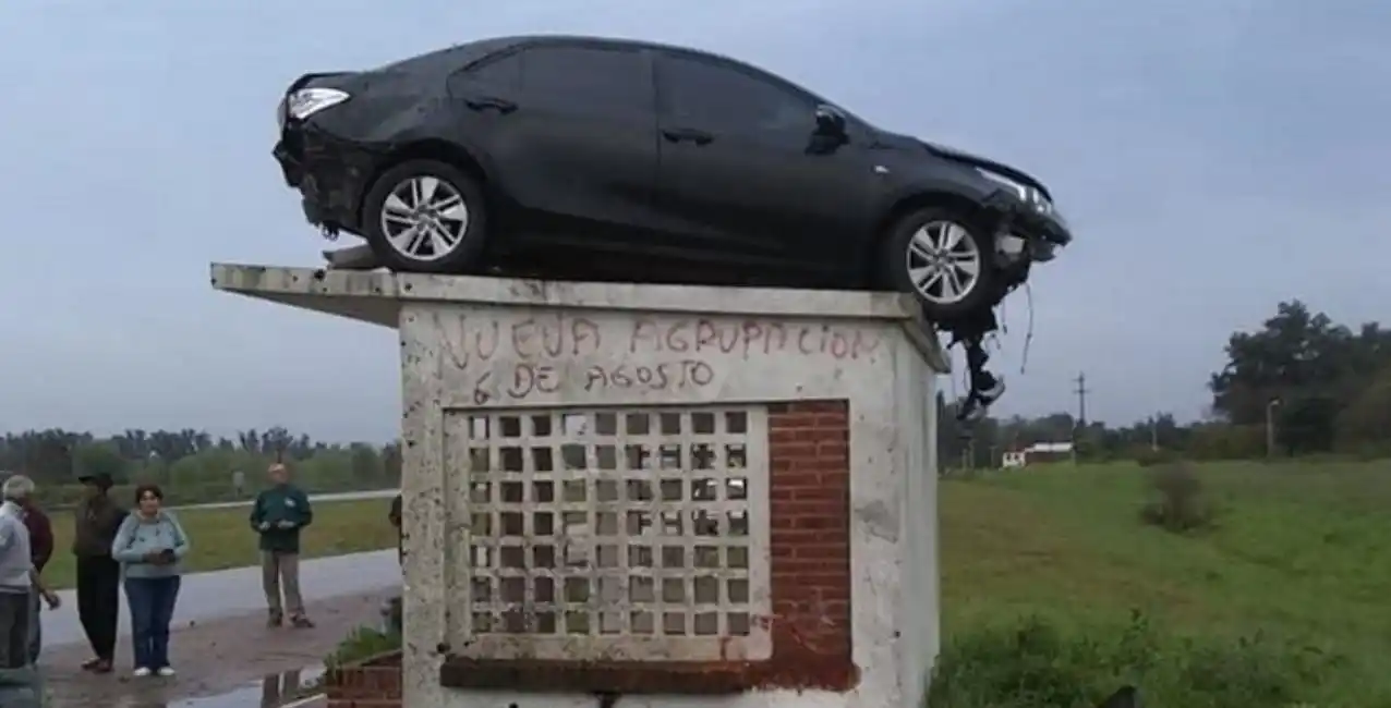 Un auto despistó, “voló” y terminó arriba de una garita