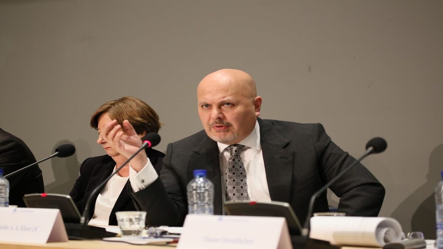 Fiscal Karim Khan anuncia las primeras órdenes de arresto contra dos líderes talibanes  en Afganistán