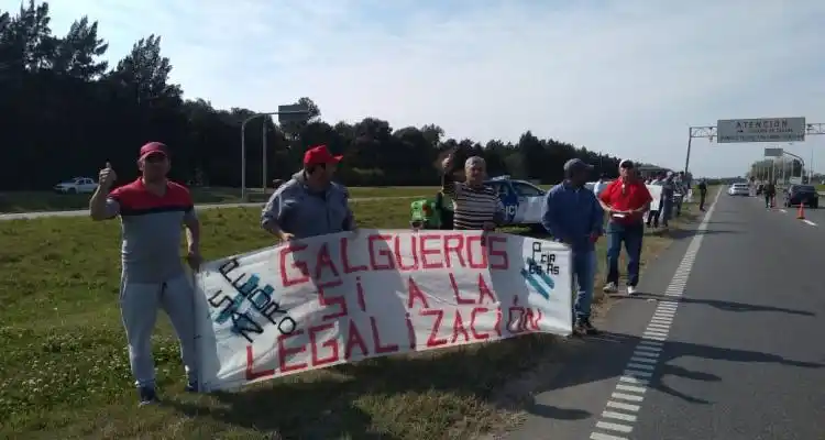 Manifestación de galgueros en la ruta 9, en contra de las leyes que prohíben las carreras