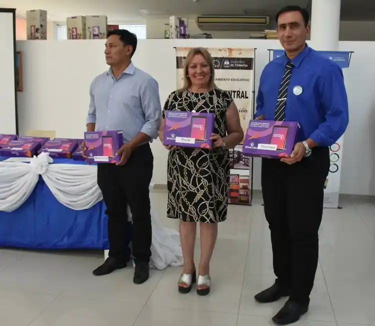 Educación entregó más de 900 tablets a las delegaciones zonales