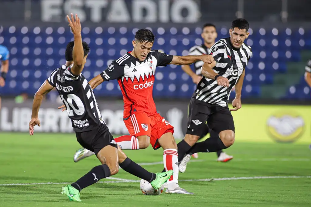 El remate de Solari, autor del primer gol de River.
