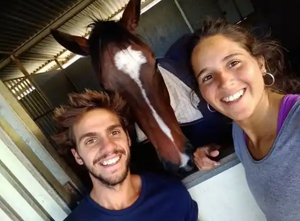 Camila Eden y Tomás Cabitto, dos tandilenses que viven en un pueblo de Australia