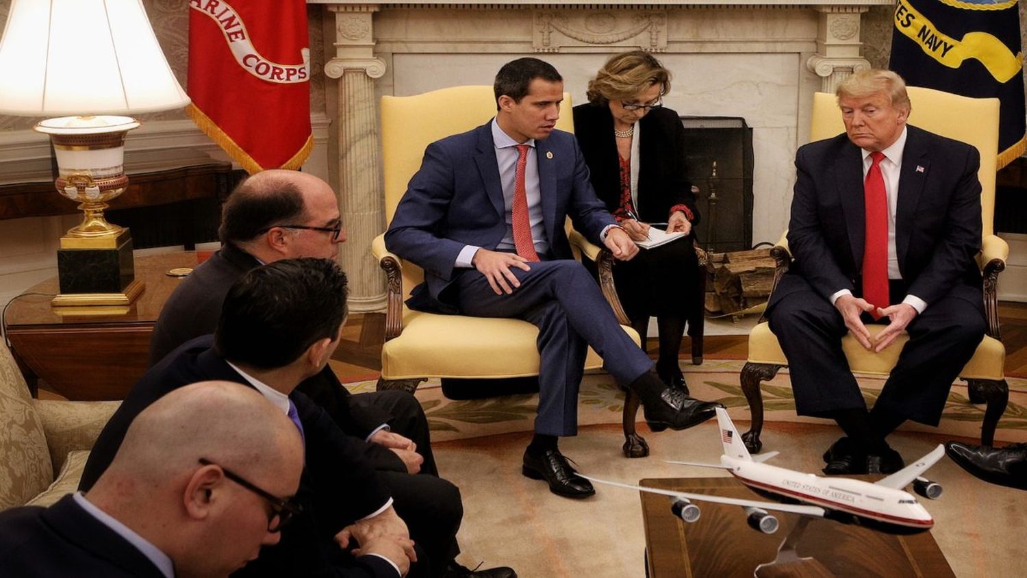 Donald Trump planteó a Guaidó «deshacerse» de Maduro, según reveló en un libro el exsecretario de Defensa de EE.UU.