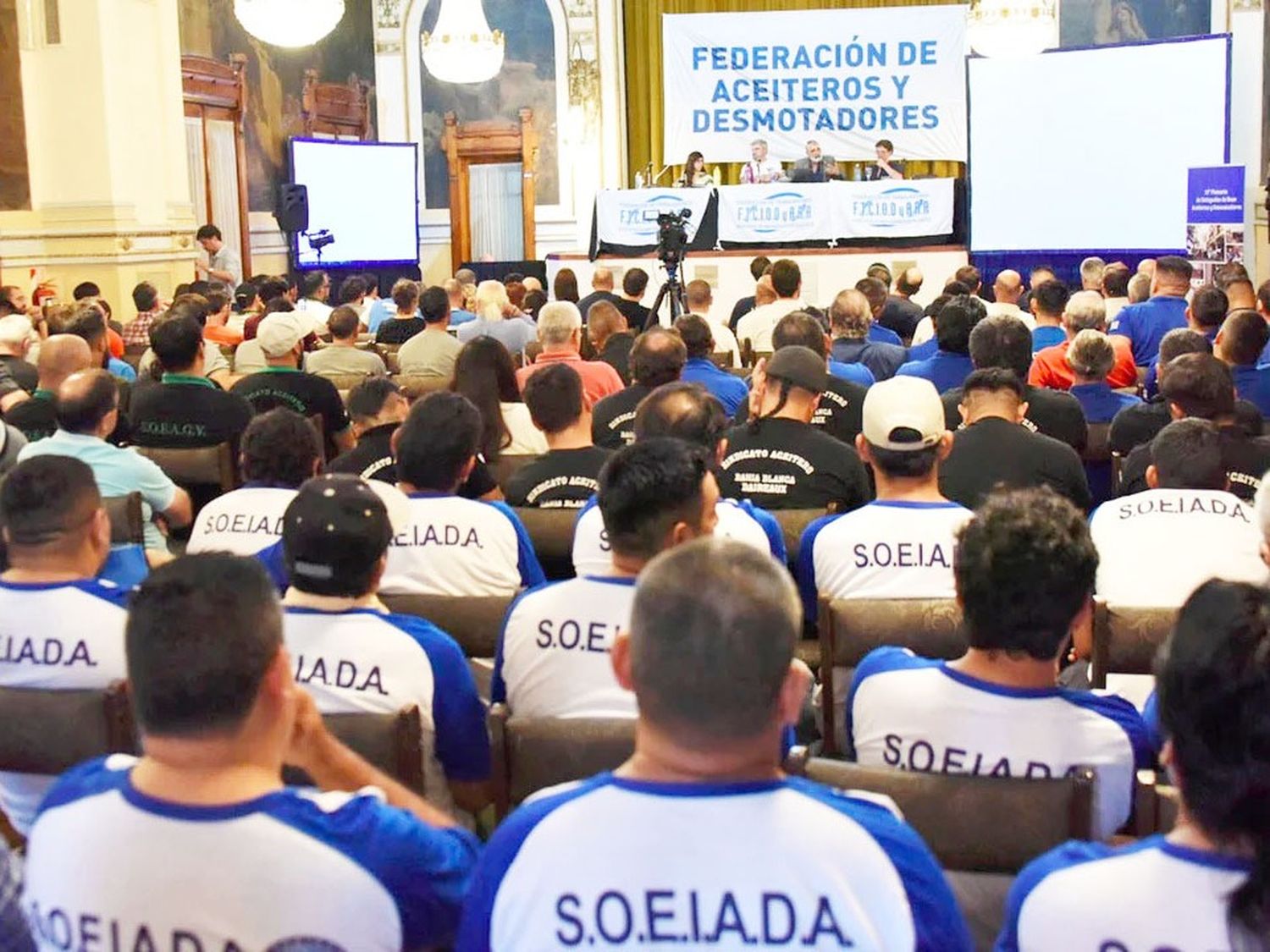 Los aceiteros levantaron la huelga que paralizaba los puertos