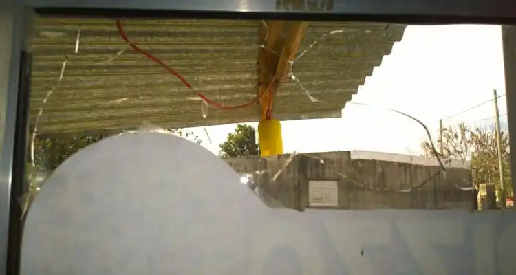 Se negó a fiarle un vino y le apedreó el local