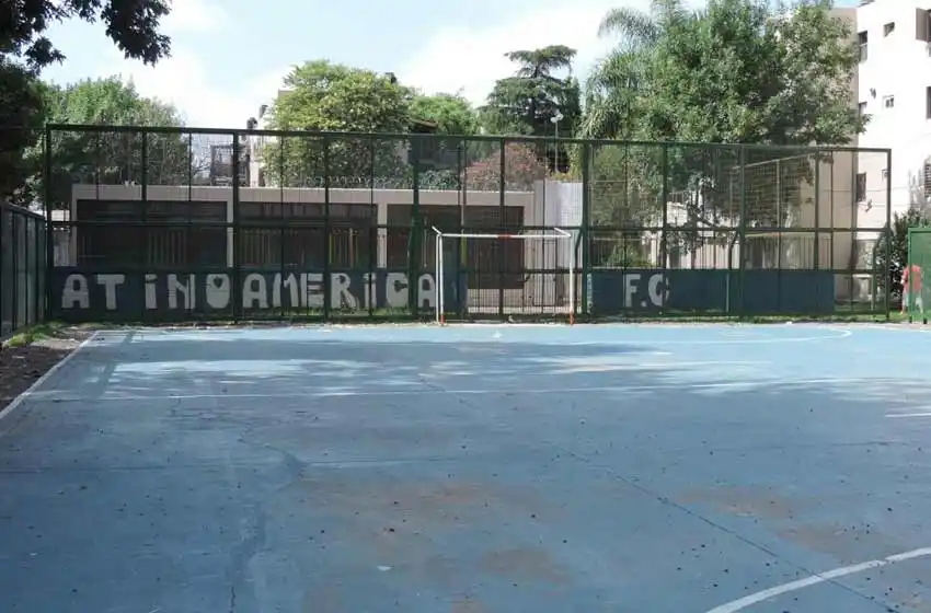 Padres de alumnos del Latinoamericano convocan a un abrazo para protestar por la ocupación del el campo de deportes