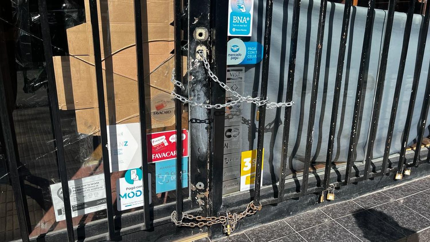 Rompieron un vidrio y robaron en un local de Villa Italia