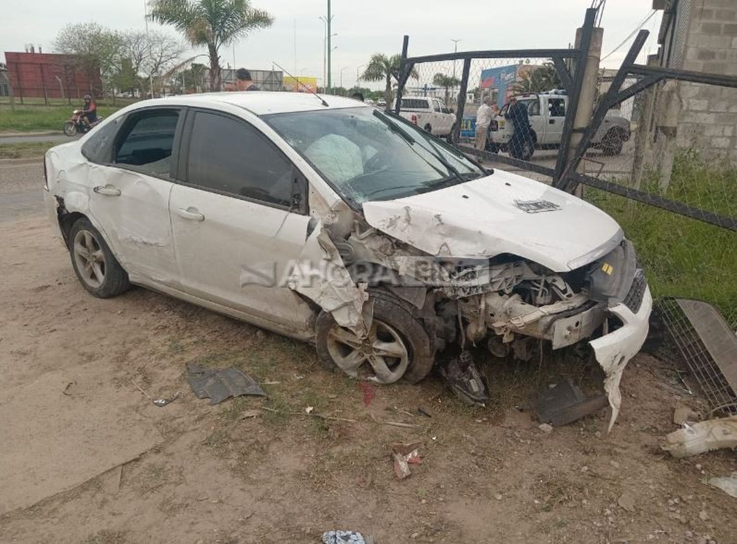 Insólito accidente en Gualeguaychú: Pasó a toda velocidad por una loma de burro y destruyó su auto