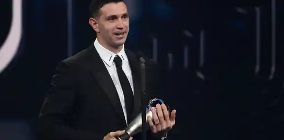 Por segundo año consecutivo, "Dibu" Martínez es el mejor arquero del mundo