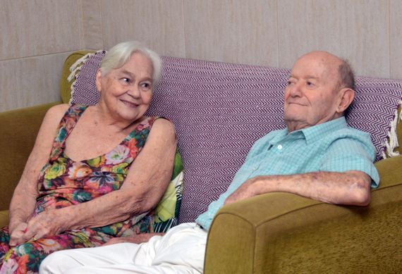 Tienen más de 90 años, se conocieron en un geriátrico y viven una historia de amor a su manera