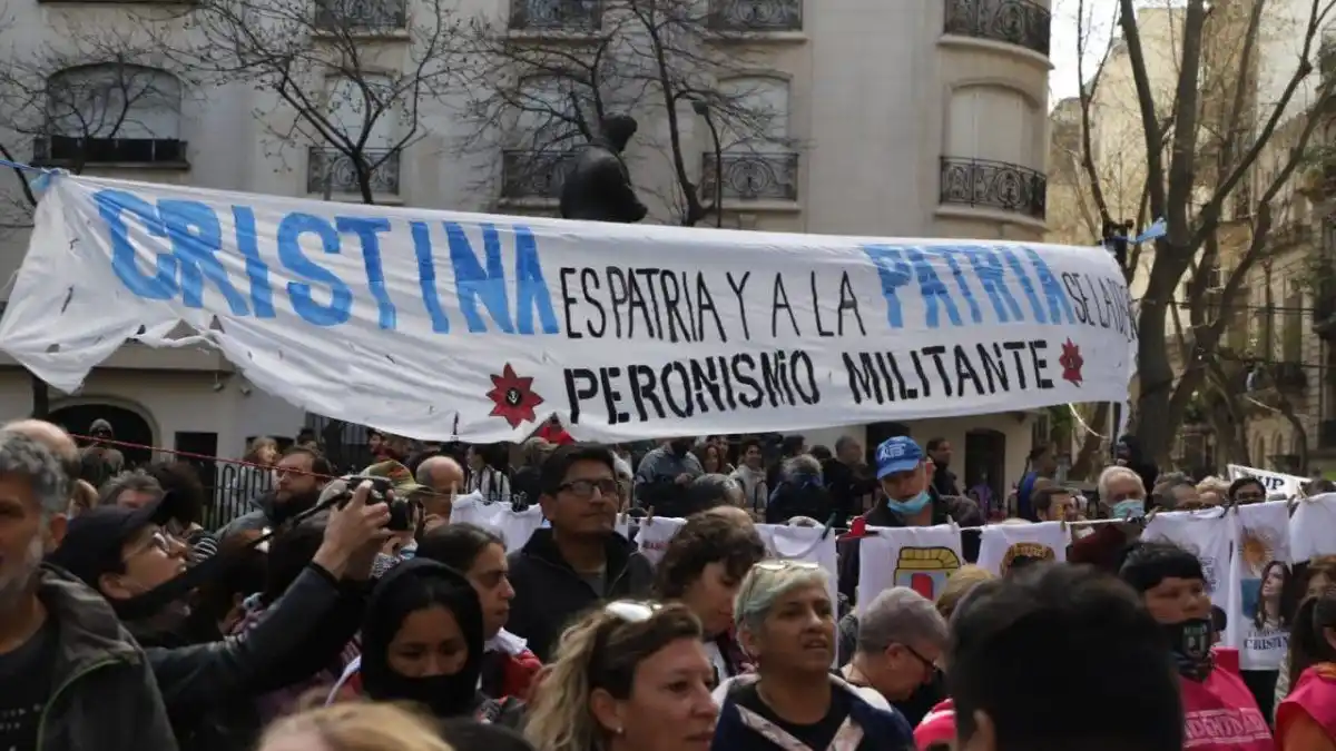 Intendentes, ministros y dirigentes nacionales y bonaerenses respaldan a Cristina en Recoleta