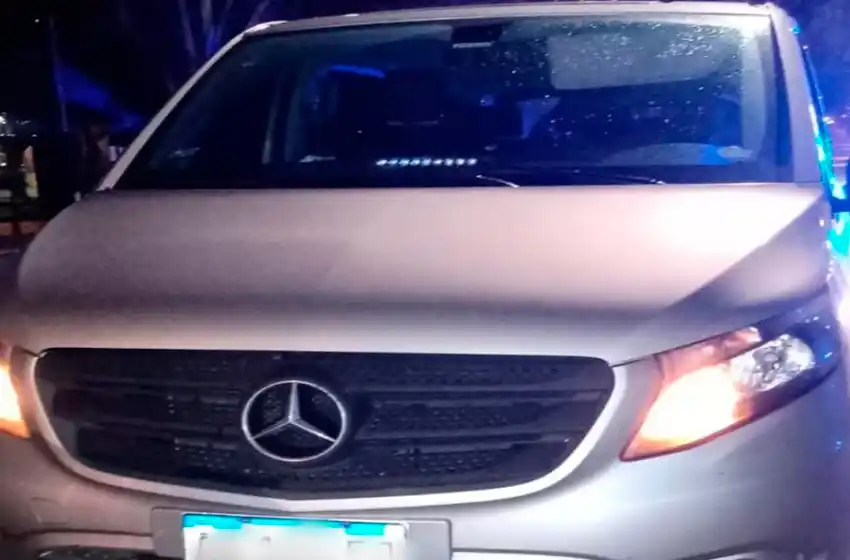 Borracho, generaba disturbios en un bar y se quería ir a su casa en su Mercedes Benz