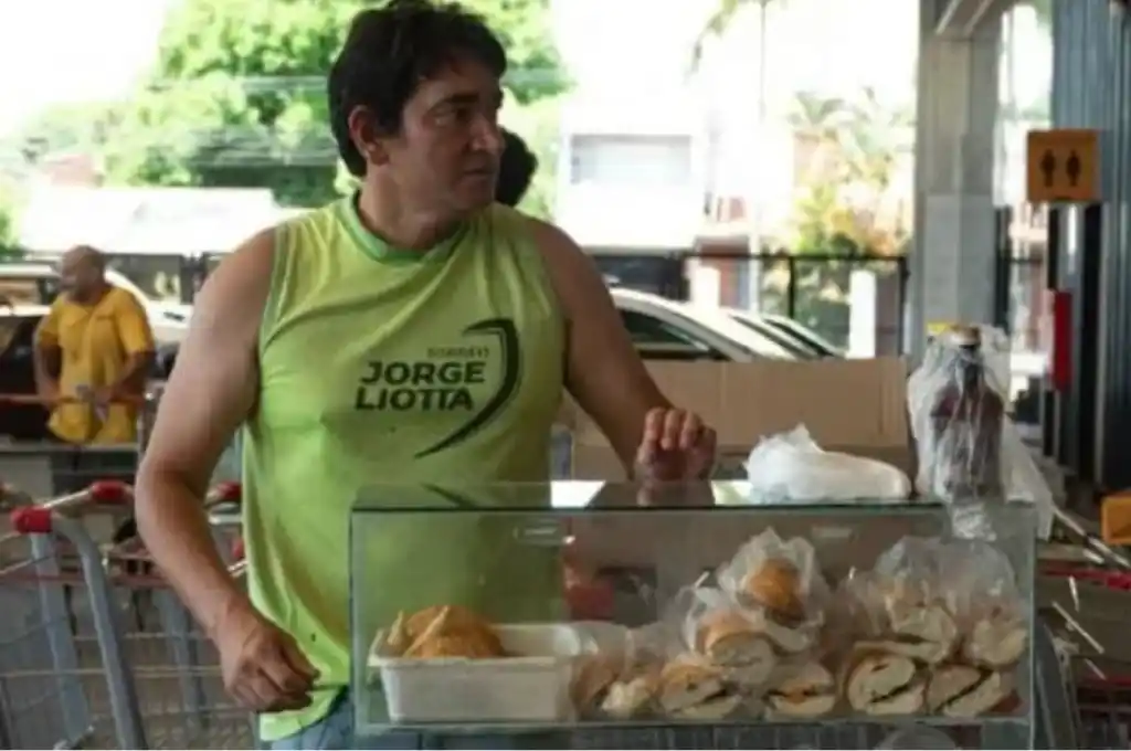 El hombre conmovió con su gesto honesto y solidario.