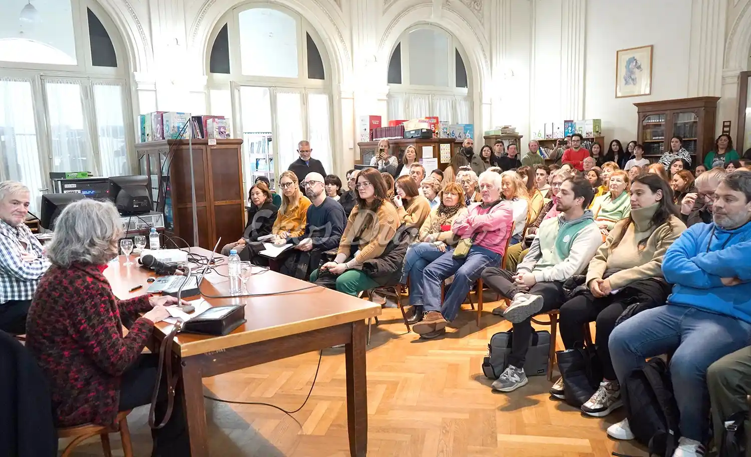 Buena convocatoria. Hubo en la biblioteca del excolegio Nacional