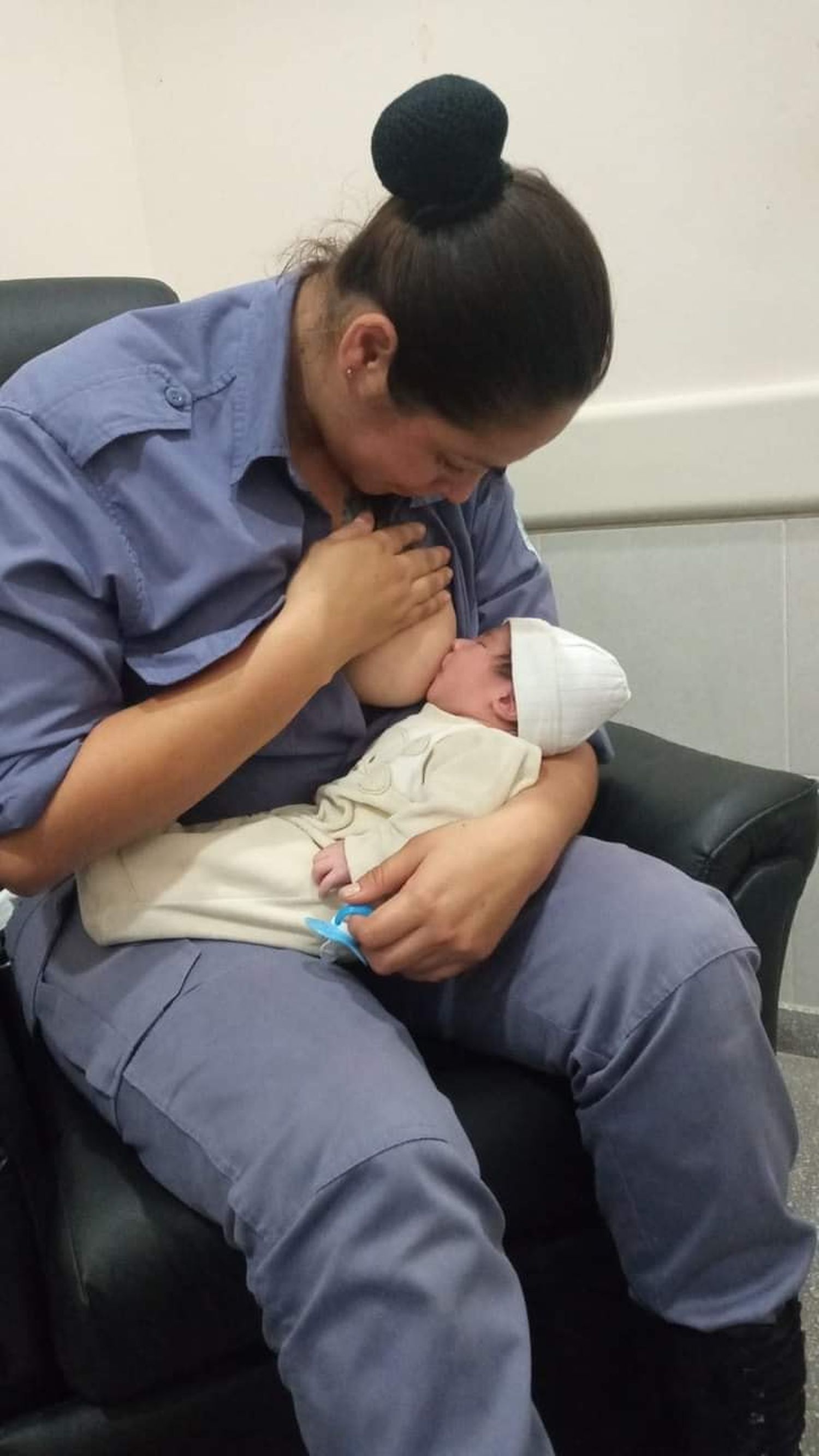 La cabo Natalí Martínez no dudo en ailmentar al recién nacido que lloraba desconsoladamente.