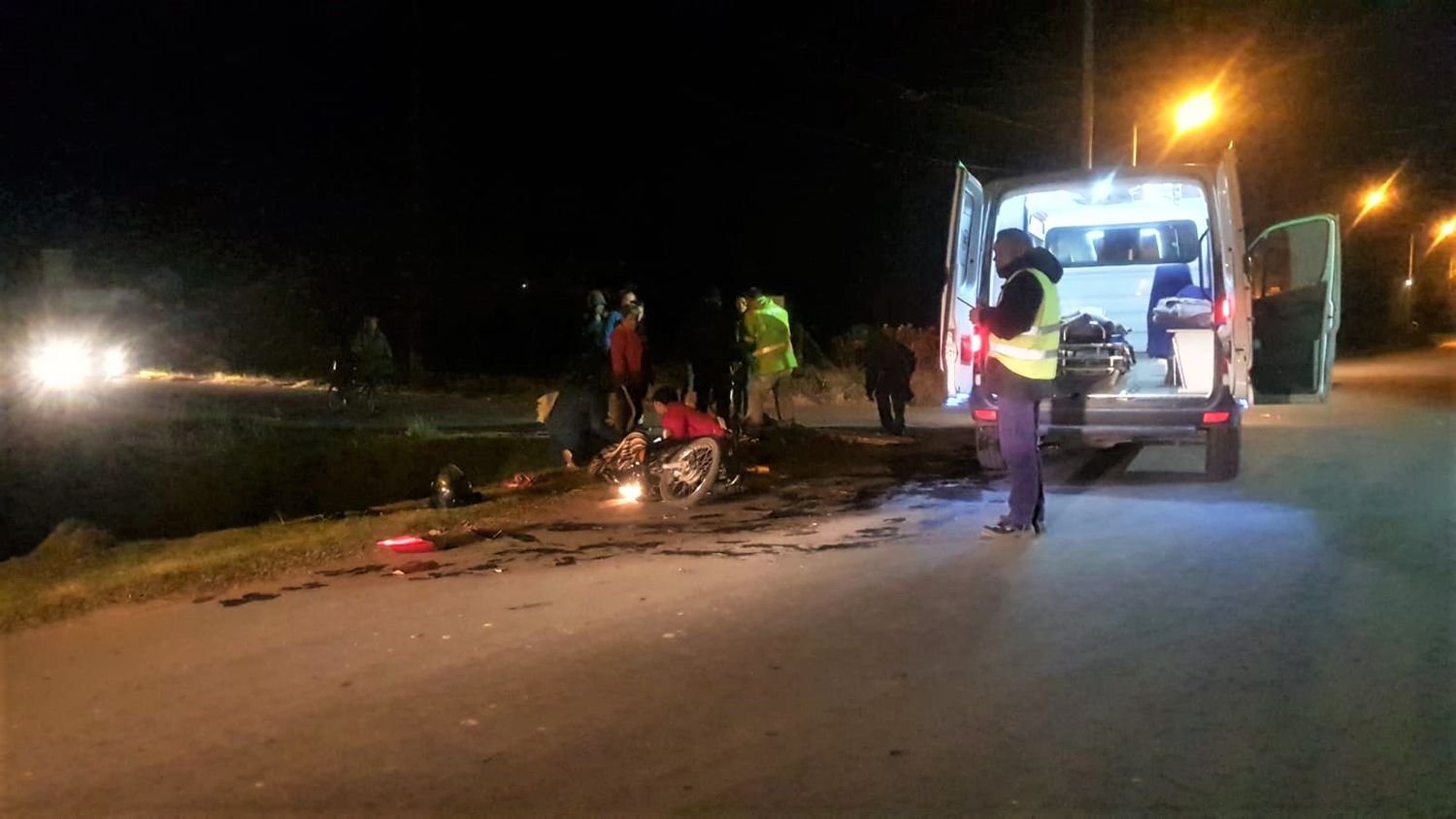 Chocaron dos motos en Caseros y Noseda: un joven fue a parar a una zanja y dos chicas, al Hospital