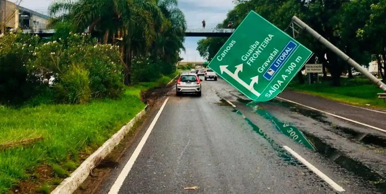 Un cartel de la vía pública terminó tumbado en plena calle tras las fuertes ráfagas de viento que golpearon a Porto Alegre. Crédito: Gentileza Zero Hora