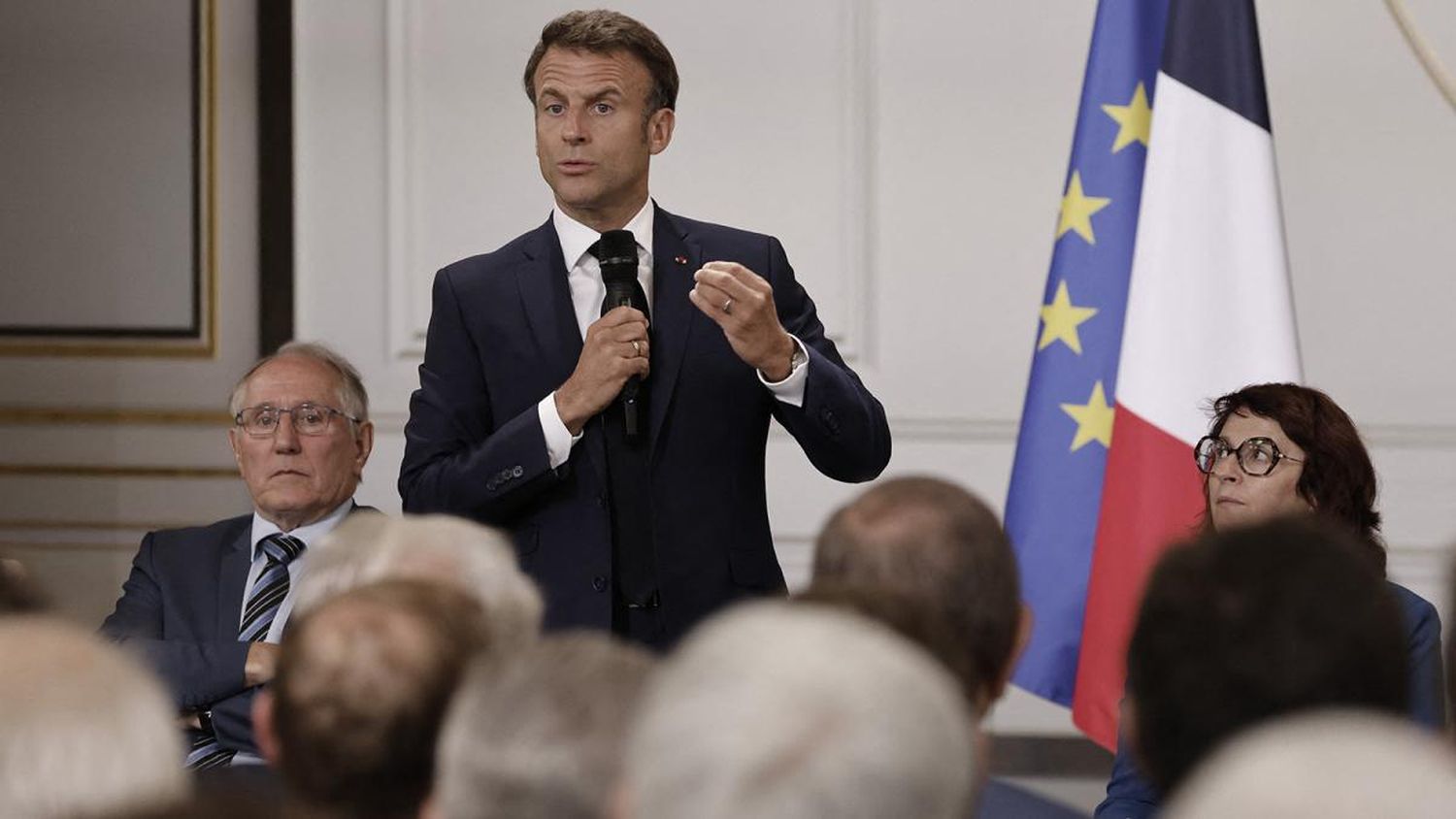 Macron habló de la posibilidad de "regular o cortar" las redes sociales en los casos más extremos.