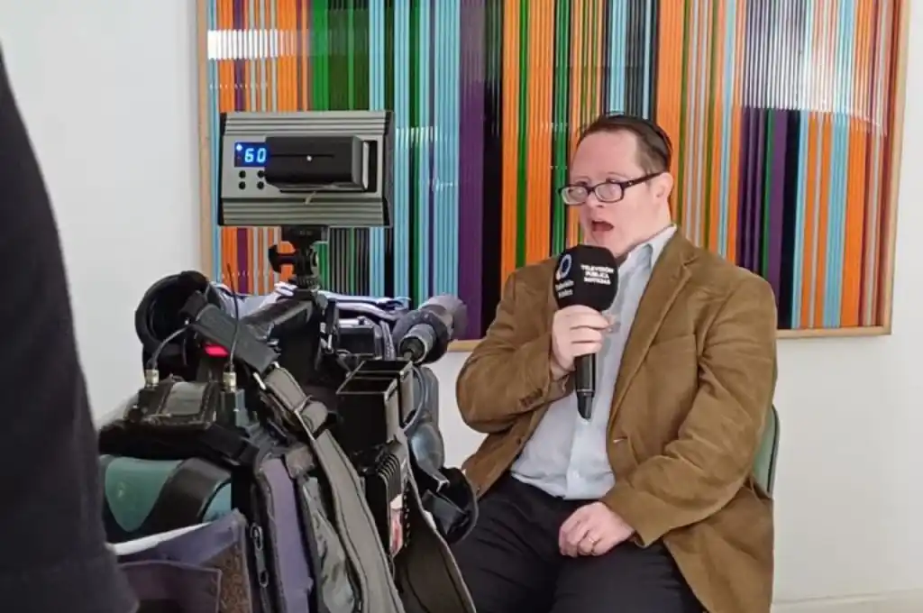 El empleo y la educación son considerados derechos humanos.