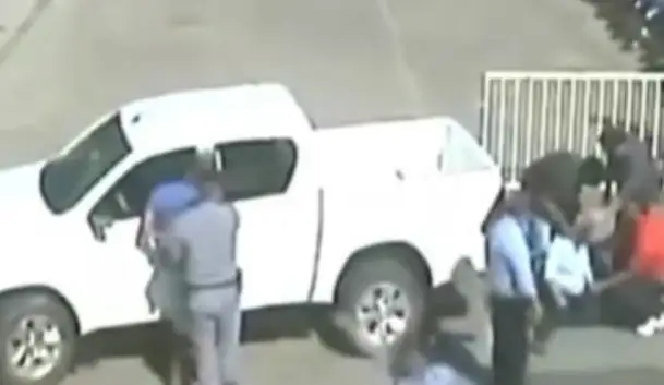 Video: Cruzó en rojo y le dio tremenda trompda a la inspectora que lo multó