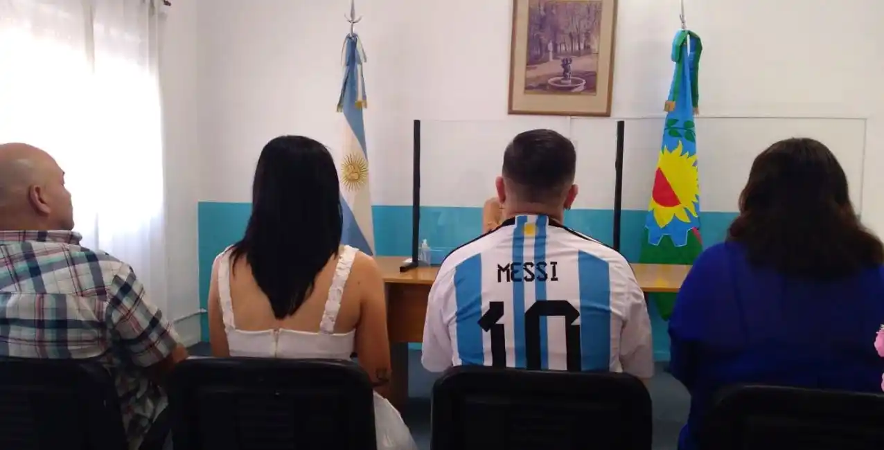Insólito: se casó por civil con la camiseta de la Selección Argentina y causó furor