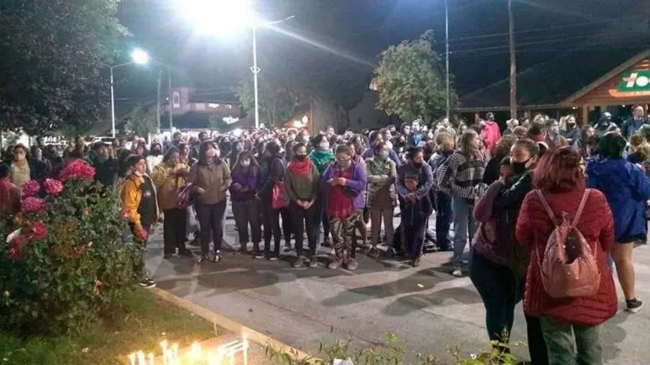 Brutal femicidio en Villa La Angostura: apuñaló a su ex y quiso quitarse la vida en pleno centro