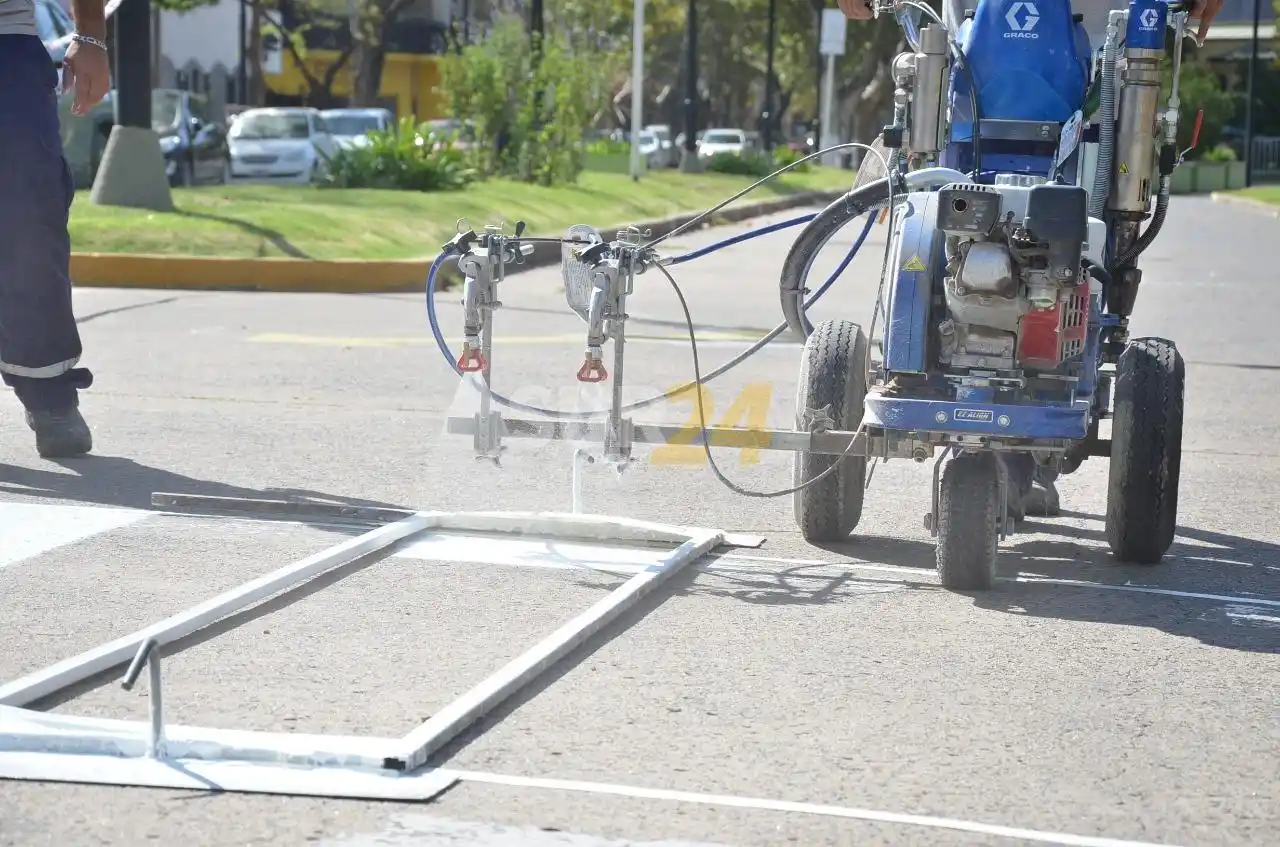 Avanzan las tareas de renovación de señalética y demarcación urbana  