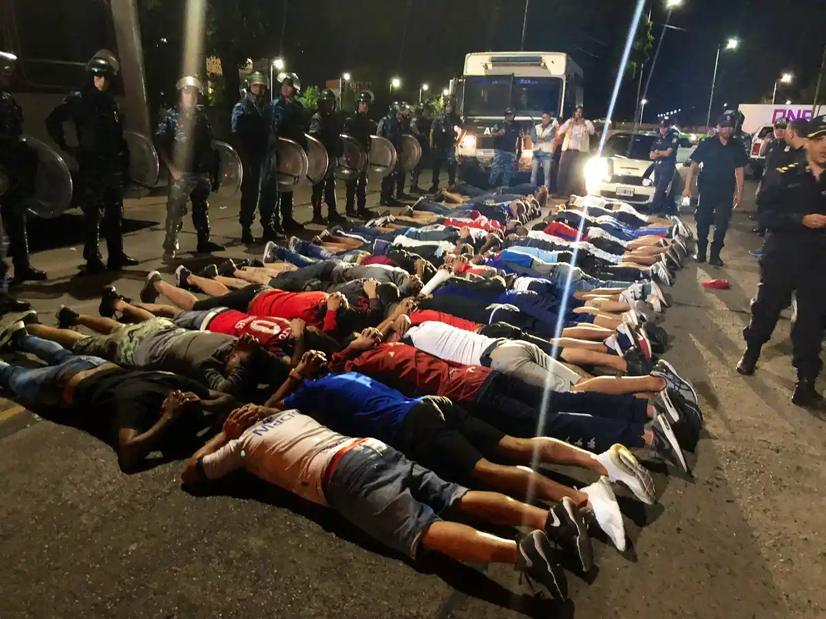 120 barras de Tigre y Morón detenidos en el partido con Estudiantes (BA) por Copa Argentina