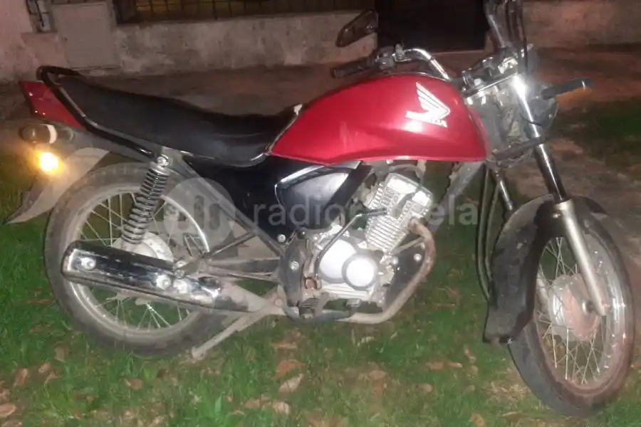 Se topó con una moto desconocida frente a su domicilio