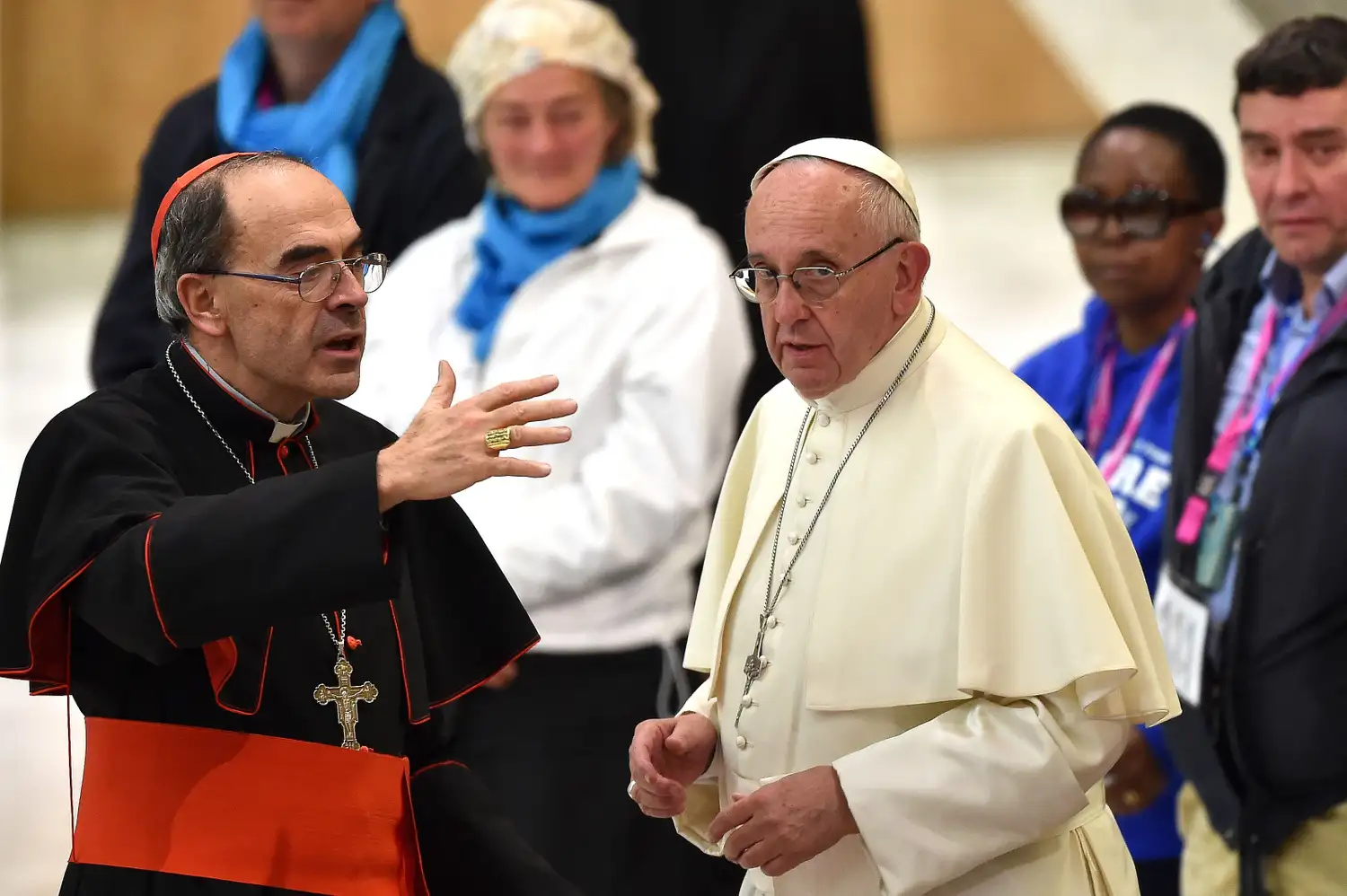 Un cardenal condenado por ocultar casos de pederastia renunciará ante Francisco