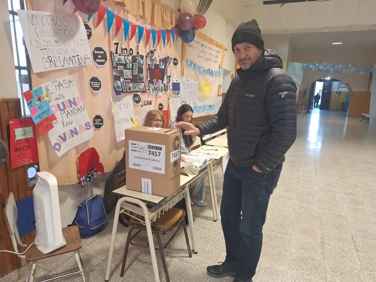 Uno de los primeros votantes en la fría jornada, en Escuela N° 540. Foto: Sur24.
