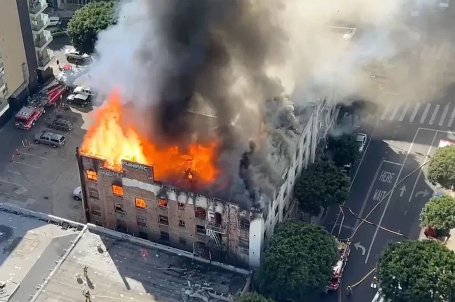 El fuego se desató en la planta alta de la edificación contruida hace casi un siglo.