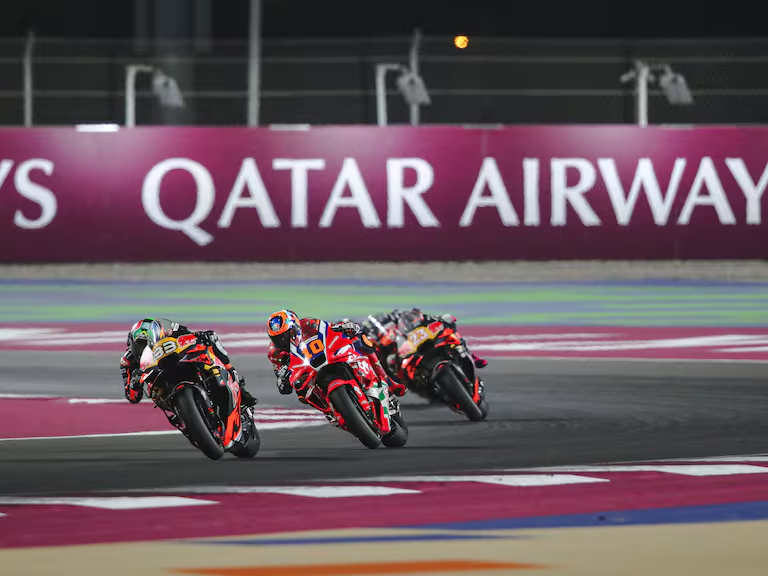 Tres pilotos de Moto GP, durante el GP de Qatar de 2025 . Foto:  Gold & Goose Photography