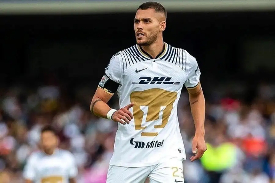 Freire con la camiseta de Pumas de México