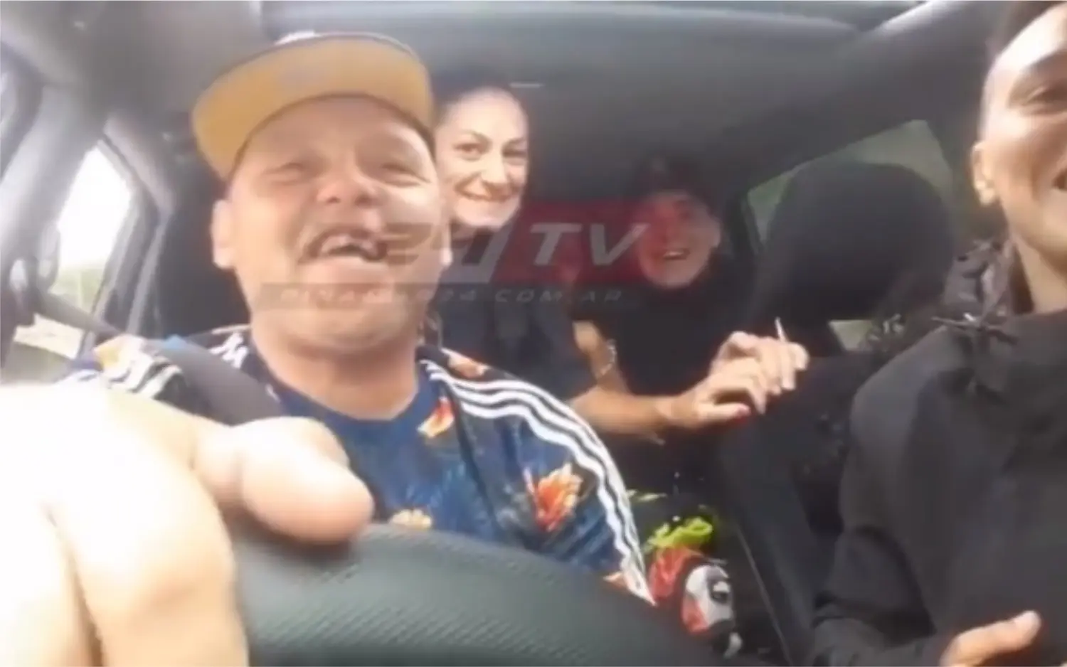 El Pepo levantó policías en Gesell, grabó un video manejando y terminaron sancionados por Ritondo