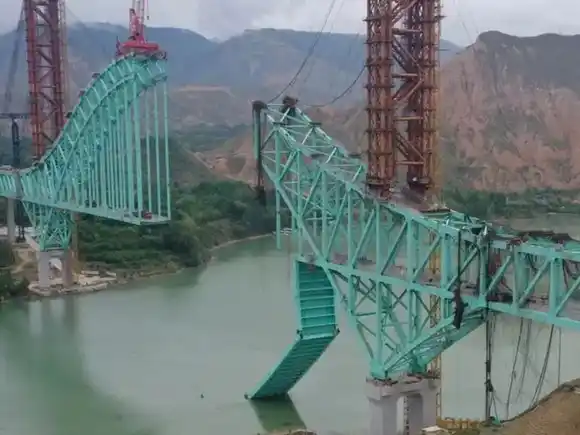 Al menos 12 muertos por el colapso de puente en construcción en China