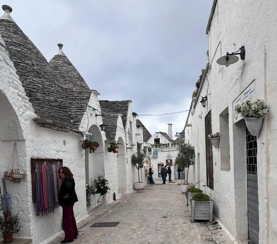 Callecitas de Alberobello con sus típicas construcciones-