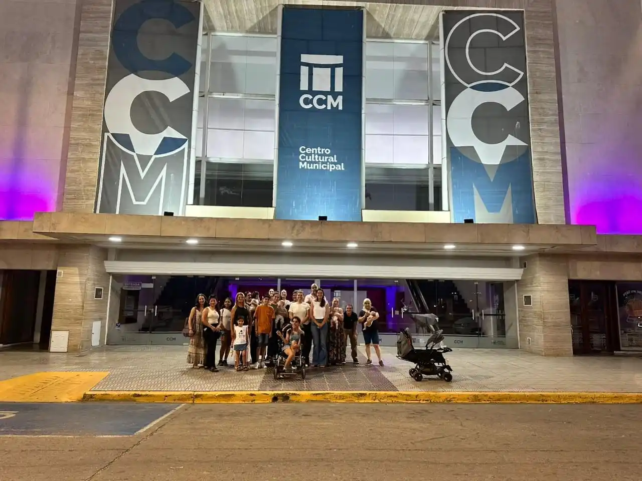 El Centro Cultural Municipal se tiñó de violeta.