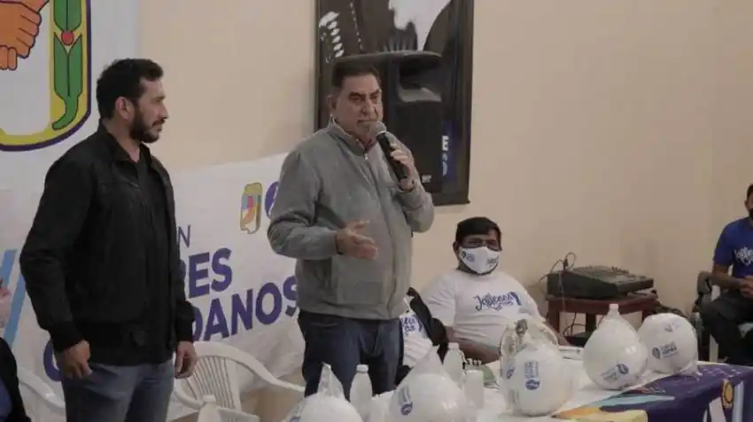 Jofré entregó elementos deportivos a clubes de barrio